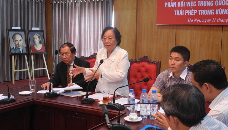 前国家副主席、越南和平与发展基金会主席阮氏平在会上讲话。（图片来源：人民报网）