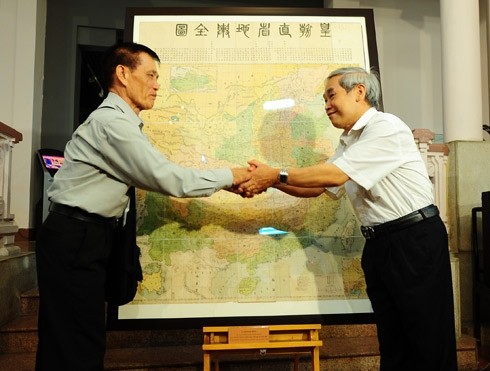 梅鸿博士向国家历史博物馆献出“皇朝直省地舆全图”。