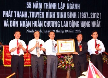 宁平省《广播电视台》荣获越南党、政府授予的一等劳动勋章。 (Photo: 图片来源：宁平省报网)