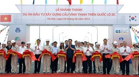 阮晋勇总理出席永盛桥竣工仪式。（图片来源：VGP）