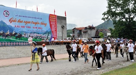 2014年老街省北河传统赛马节开幕式。（图片来源：老街报网）