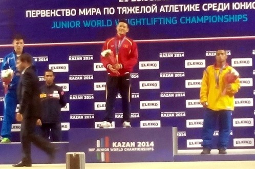 越南举重运动员石金俊在颁奖台上。