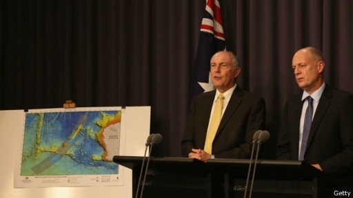 澳大利亚副总理特拉斯（左）表示搜索区域南移。