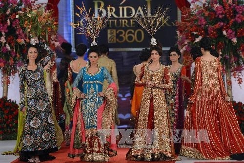 巴基斯坦：婚纱时装周（图）