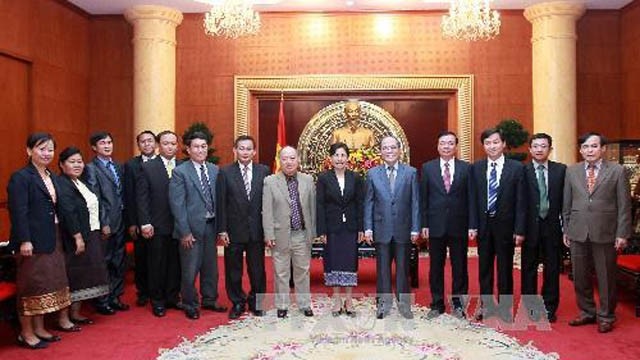 国会主席阮生雄与老挝国家审计署代表团合影。 (Photo: 图片来源：越通社)