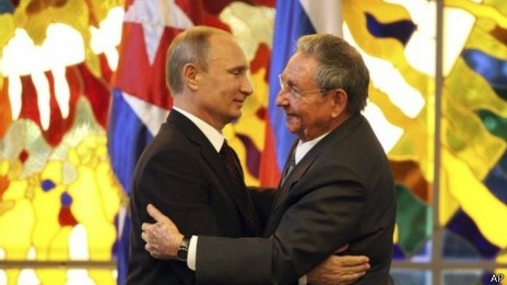 普京与古巴领导人劳尔·卡斯特罗（右）会面。（图片来源：美联社）