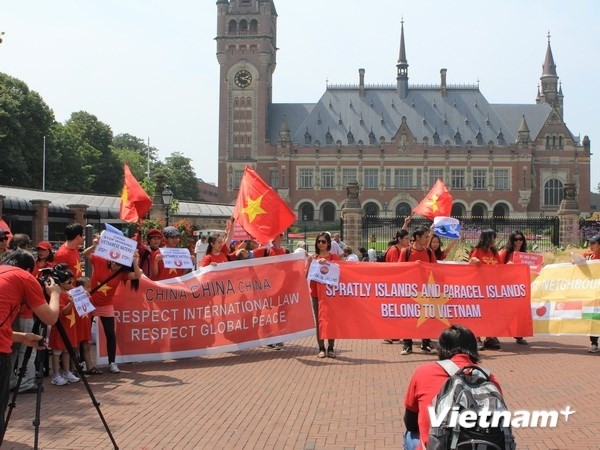众多留学生和旅居荷兰越南人社团参加游行活动。（图片来源：越通社）