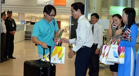 岘港市文化体育旅游局领导欢迎乘坐岘港—成田航班的日本乘客。（图片来源：人民公安报）