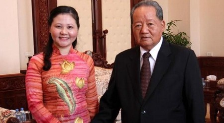 阿桑·劳利副总理会见陈氏红安女士。（图片来源：越通社）