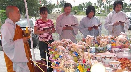 附图：盂兰盆节与越南人生活密不可分。