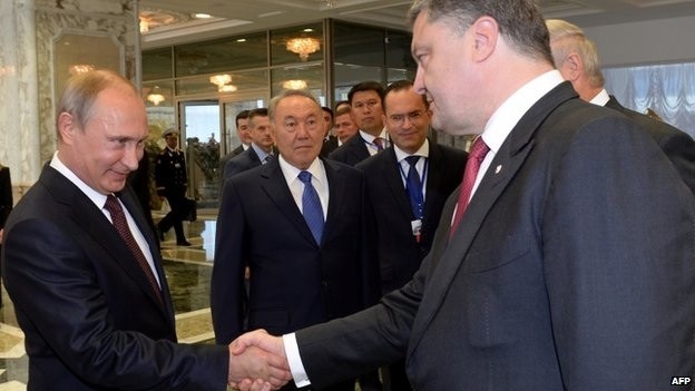 俄罗斯总统普京和乌克兰总统波罗申科26日在白俄罗斯首都明斯克举行双边会谈。图片来源：法新社