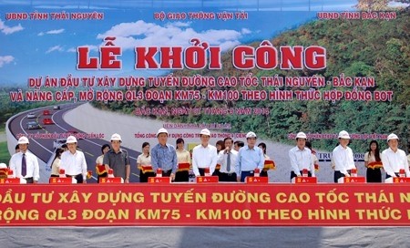 阮晋勇总理出席动工仪式。（图片来源：VGP）
