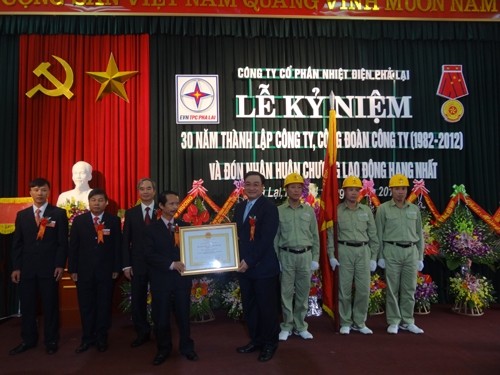 黄忠海副总理向普赖热电股份公司授予一等劳动勋章。