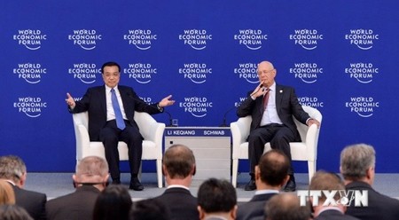 中国总理李克强（左）同达沃斯论坛创始人克劳斯·施瓦布在论坛开幕前会晤。（图片来源：新华社与越通社）