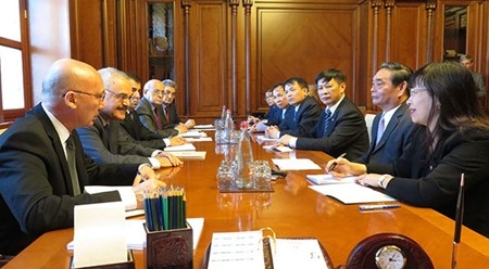 黎鸿英同志和阿塞拜疆总理阿尔图尔•拉西扎德举行会谈。