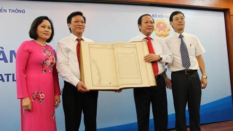 越南通信传媒部与内务部领导在移交仪式上。