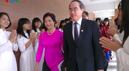阮善仁同志探访河内阿姆斯特丹重点高中。