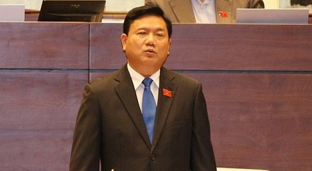 交通运输部部长丁罗升回答国会代表的质询。（图片来源：越通社）