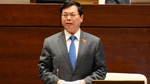 工贸部部长武辉煌接受质询。（图片来源：人民报网）