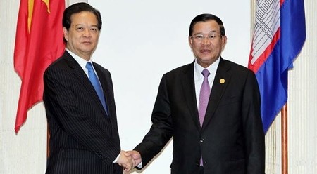 越南政府总理阮晋勇会见柬埔寨首相洪森。（图片来源：越通社）
