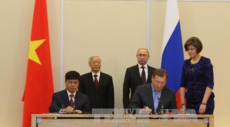 阮富仲总书记同普京总统出席相关文件签署仪式。（图片来源：越通社）