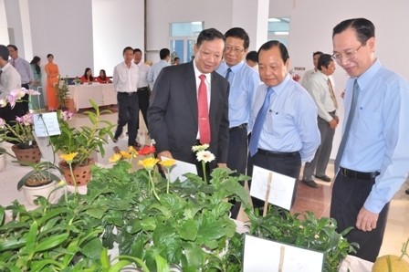 胡志明市领导人参观胡志明市生物技术中心新种植模式。（图片来源：胡志明市门户网站）