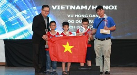 获奖的越南学生。（图片来源：民智报）