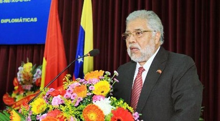 委内瑞拉驻越南大使豪尔赫·隆东·乌斯卡特吉在见面会上发表讲话。（图片来源：越通社）