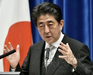12月24日晚，日本首相安倍晋三就第三届安倍内阁启动在首相官邸召开记者会。图片来源：日本共同社