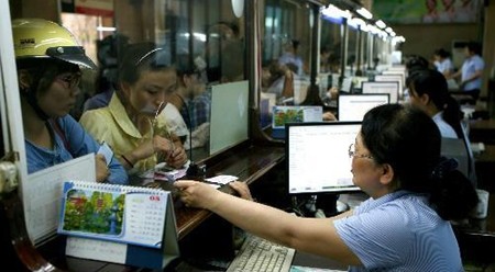 附图：在河内站买车票的乘客。（图片来源：越通社）
