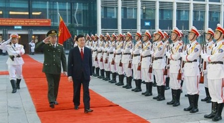 越南国家主席张晋创检阅公安部门仪仗队。（图片来源：首都安全）
