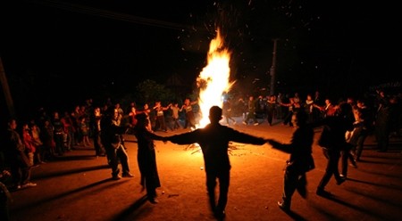 在鼓锣喧天的气氛中，红男绿女手拉着手绕着营火跳舞唱歌。（图片来源：越通社）