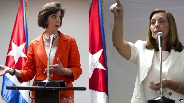 美国国务院负责西半球事务的助理国务卿雅各布森（左）在古巴首都哈瓦那与古巴官员会谈第二天（1月22日）举行新闻发布会。图片来源：美联社