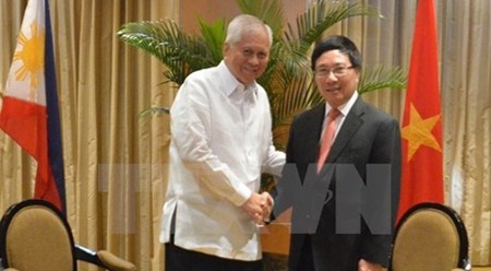 范平明副总理和菲律宾外交部长阿尔韦特·德尔罗萨里奥。（图片来源：越通社）