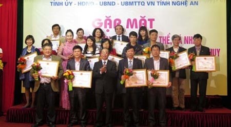义安省表彰义静威任民歌保护与弘扬工作突出贡献者。