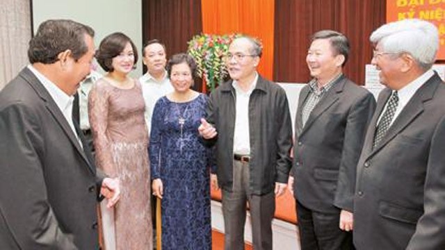 国会主席阮生雄同人民群众亲切交流。 (Photo: 图片来源：越通社)