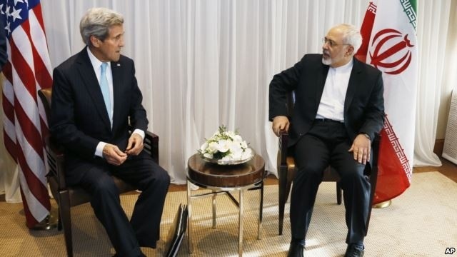美国国务卿克里和伊朗外长扎里夫2015年1月14日在日内瓦一次会议前交谈。（资料照片）