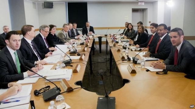 2月27日，美国和古巴代表团在华盛顿美国务院开始两国正常化会谈。图片来源：美联社
