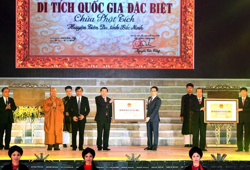 越南政府副总理武德儋授予国家级特殊遗迹区证书。