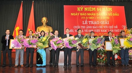 《人民报》荣获政府总理奖状的10名个人。