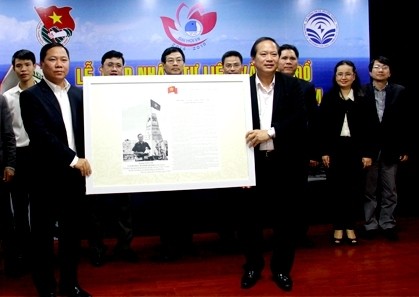 越南共青团接受有关黄沙和长沙两个群岛的180个资料与地图。（图片来源：越共电子报）