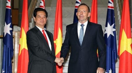 阮晋勇总理与托尼·阿博特总理。