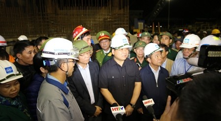 黄忠海副总理对台塑项目工地脚手架坍塌事故搜救工作进行视察。（图片来源：VGP）