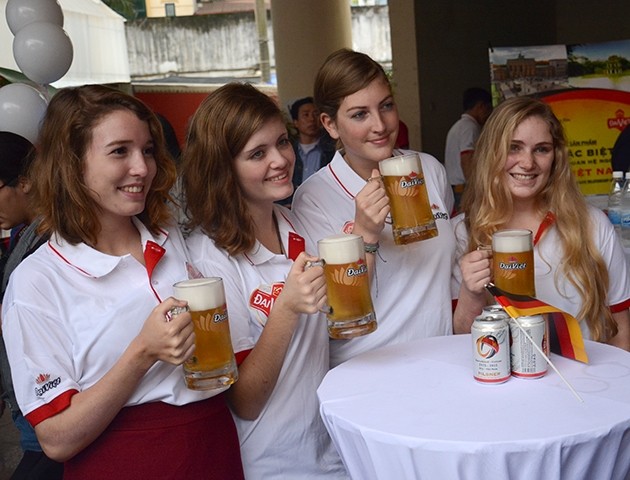 德国姑娘品尝越南生产的德国啤酒。（图片来源：维玲 摄）