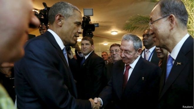 美国总统奥巴马与古巴领导人卡斯特罗在开幕式后握手寒暄。图片来源：路透社
