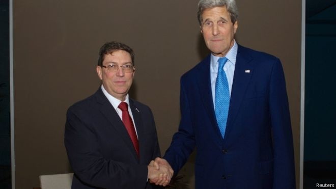 美国国务卿约翰·克里与古巴外长布鲁诺•罗德里格斯（左）在巴拿马举行会谈。 图片来源：路透社