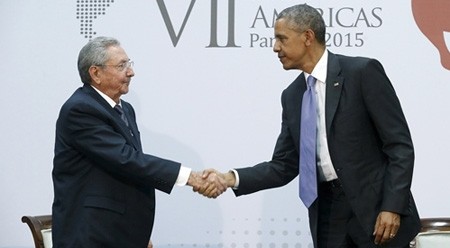 美国总统奥巴马与古巴领导人劳尔·卡斯特罗在第七届美洲国家首脑会议前握手。图片来源：路透社