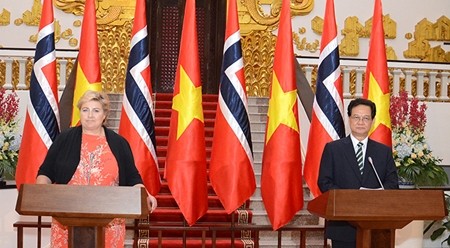 越南政府总理阮晋勇与挪威王国首相埃尔娜•索尔贝格。（维灵 摄）