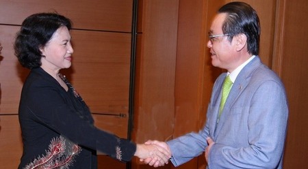 国会副主席阮氏金银会见了昌浩伊会长。（图片来源：越通社）