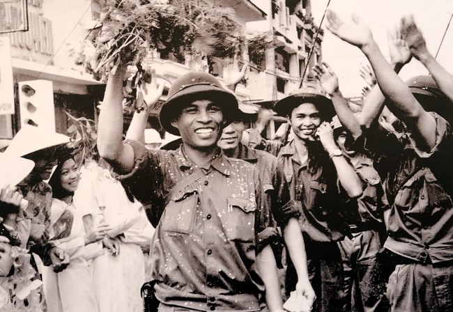 第5军区的战士参加解放岘港市。
